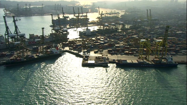 明亮的阳光照耀在新加坡一个拥挤的造船厂上空。视频素材