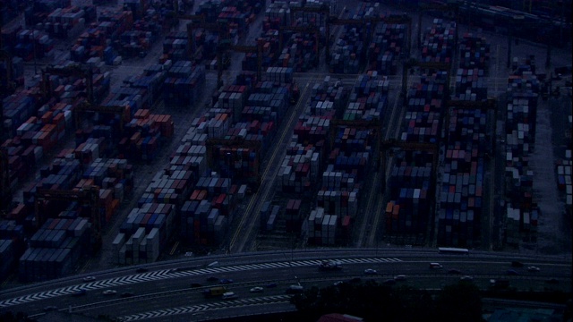 交通经过新加坡港，那里挤满了集装箱和船只。视频素材