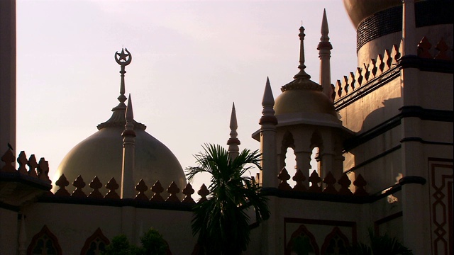 新加坡苏丹清真寺的顶部有一个金色的圆顶和伊斯兰的星星和新月。视频下载