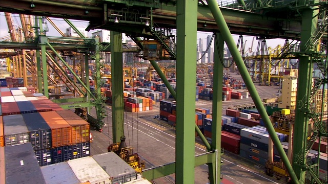 新加坡港的集装箱码头有机器在运作。视频下载