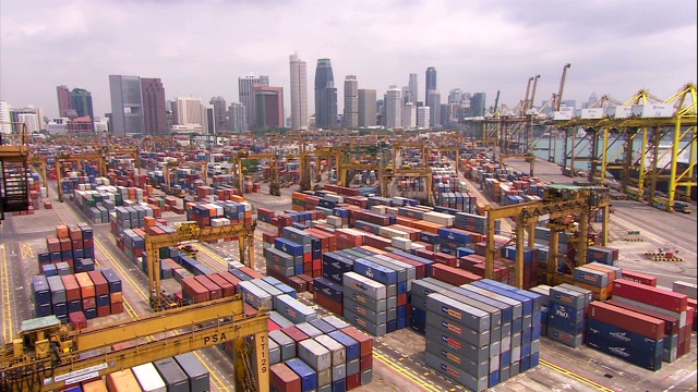 新加坡港的集装箱码头挤满了五颜六色的集装箱。视频素材