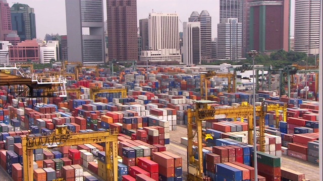 五颜六色的集装箱塞满了新加坡港的集装箱码头。视频素材