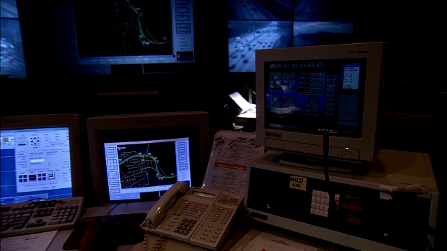 交通控制中心使用监视器、地图和电话来方便交通。视频下载