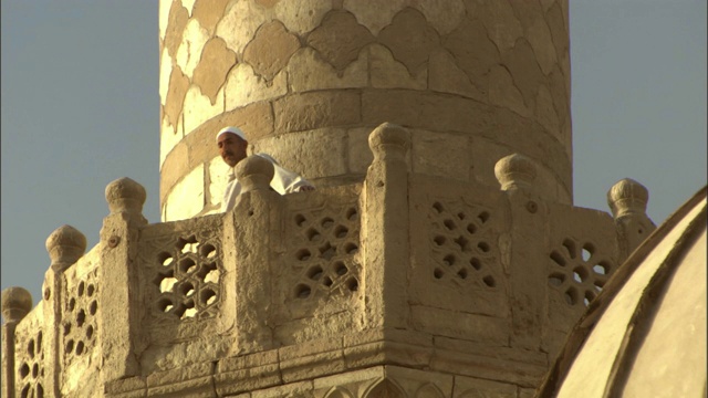 一个蒙太奇显示清真寺的尖塔，街头小贩和行人。视频下载