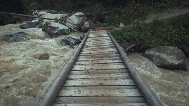 一座木桥横跨湍急的山河视频下载
