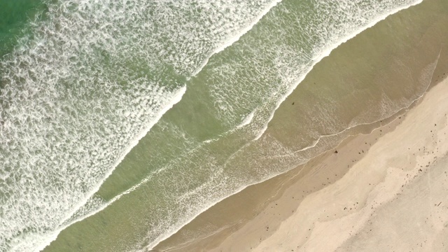 空中旋转的海滩和海浪在Torrey Pines在拉霍亚，加州圣地亚哥视频素材