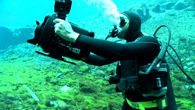 一位水下摄影师在佛罗里达的银泉拍摄视频。视频下载