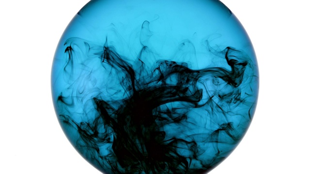 黑色的墨水在蓝色的水中流动并旋转，最后颜色变深视频下载