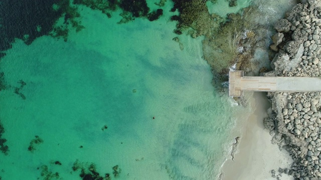 鸟瞰图的木制海滩码头在北海滩珀斯澳大利亚西部视频素材