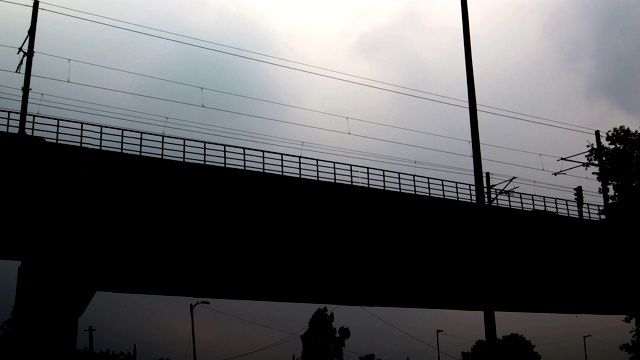 地铁穿过大桥的剪影视频素材
