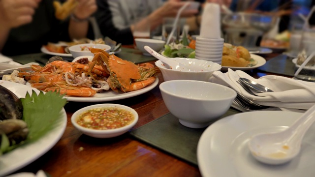 餐厅餐桌上泰国海鲜的场景，人们在餐厅吃泰国菜，健康和城市生活的概念，东南亚的概念，典型的亚洲食物视频下载