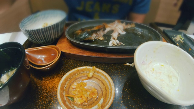 男人的场景是在购物中心吃日本食品，健康和城市生活的概念，东南亚的概念，典型的亚洲食品视频下载