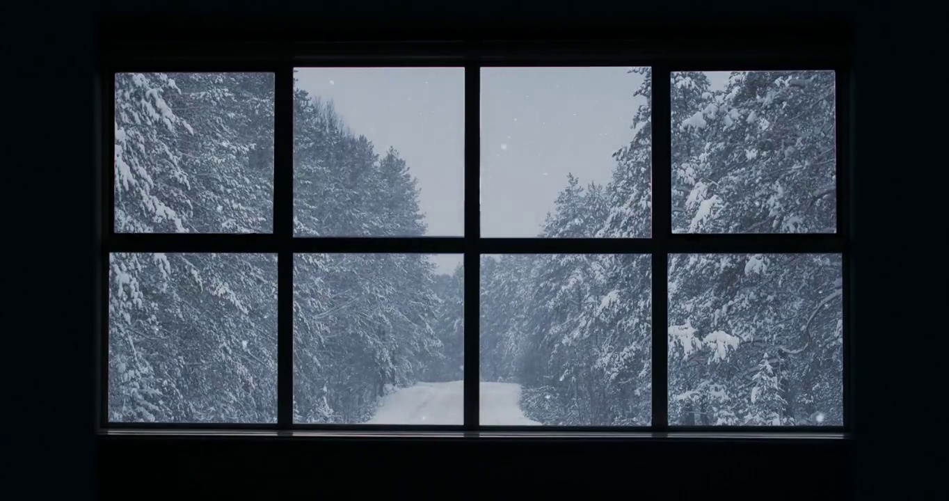 一扇俯瞰冬季森林的木窗的剪影。美丽的冬季景观与飘落的雪。视频下载