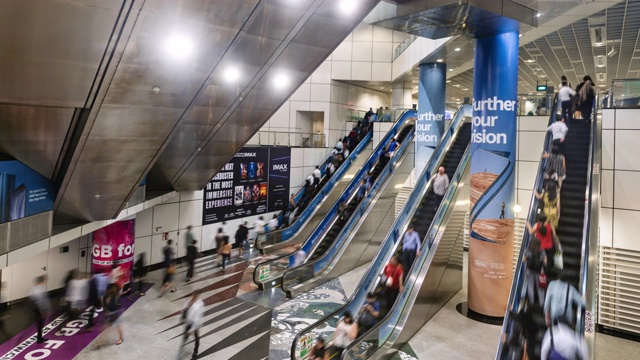 商务人士和通勤者在新加坡地铁站内使用自动扶梯的时间视频下载