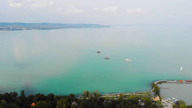 匈牙利蒂哈尼巴拉顿湖的美景视频，由无人机拍摄。视频下载