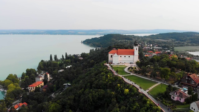匈牙利Tihany的巴拉顿湖和村庄的美丽风景视频。视频下载