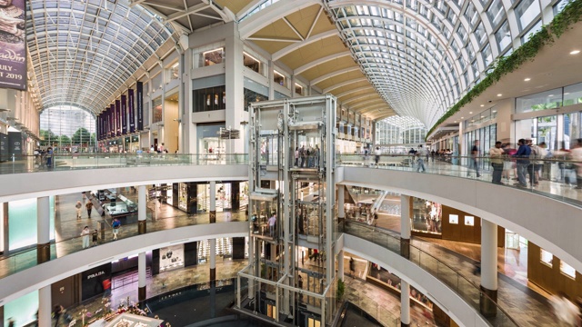 滨海湾购物中心购物及使用自动扶梯的时间视频素材