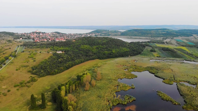 匈牙利Tihany的巴拉顿湖和其他小湖的美丽风景视频。视频下载