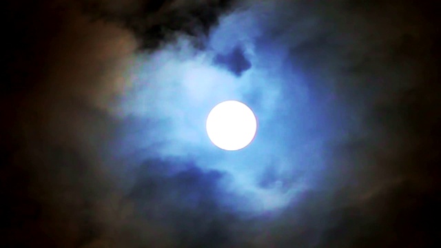 一个满月和快速移动的云在高清的时间流逝视频素材