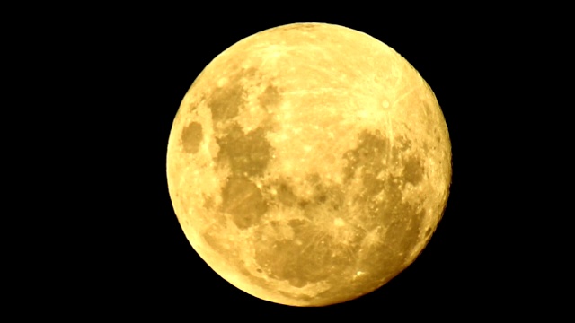 高清中明亮的满月在夜空中升起的特写时间间隔视频素材