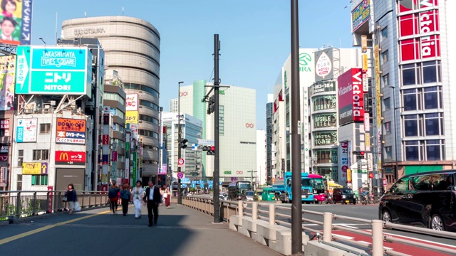 4K时间推移:日本东京新宿地区交通和人群穿越时间推移。放大照片视频素材