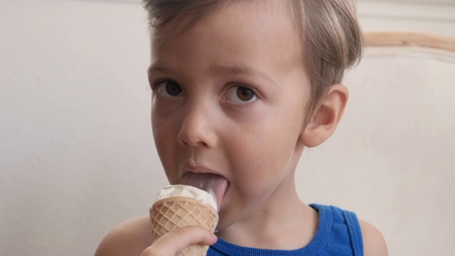 小男孩在吃香草冰淇淋视频素材