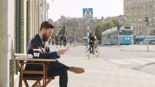 一位瑞典商人在一家咖啡馆休息视频下载