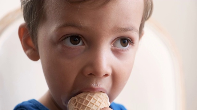 小男孩在吃香草冰淇淋视频素材