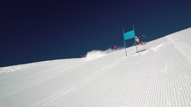 慢动作滑雪者在比赛服滑雪大回转视频素材