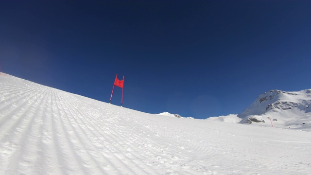 4K专业滑雪选手滑雪一个转身的大回转视频素材