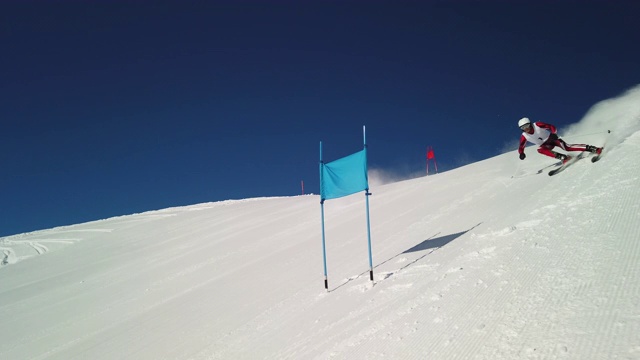 4K滑雪比赛大回转男子在慢动作视频素材