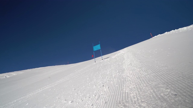 4K视频一名男子滑雪者在比赛服装滑雪大回转视频素材