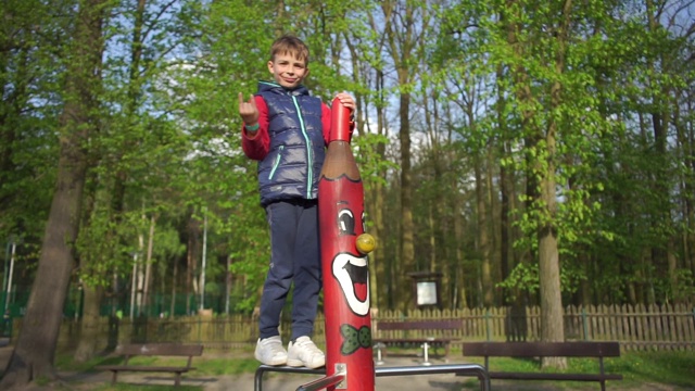 男孩像站在一个木制图腾上的手势视频下载