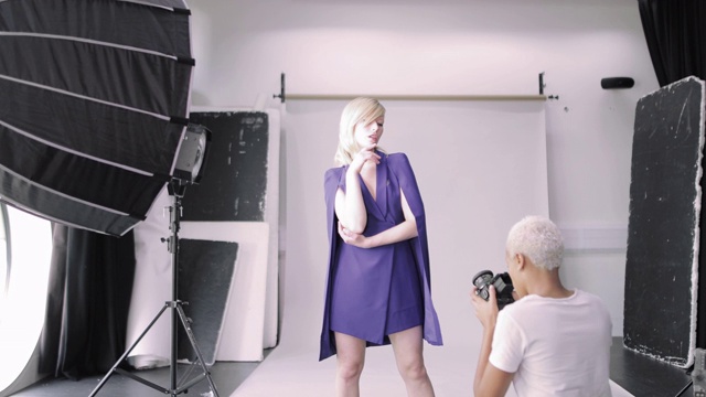 模特摆姿势在时装摄影工作室视频素材