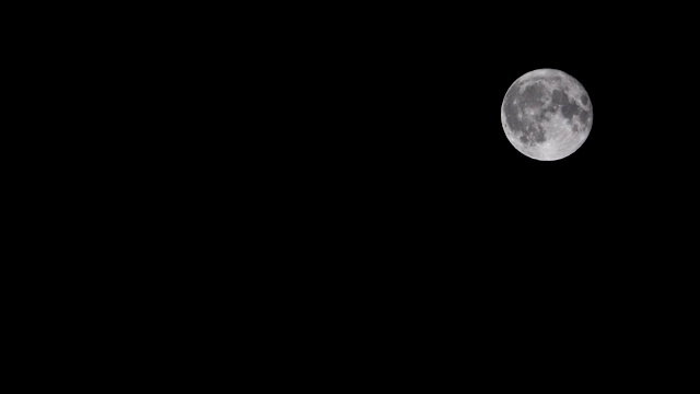 月亮在夜空中移动视频素材