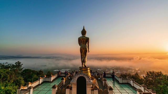 泰国湄南河省的立佛。景观日出与雾运动时间推移。视频素材