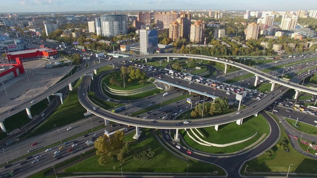 航拍莫斯科城市景观与繁忙的交换，俄罗斯视频下载