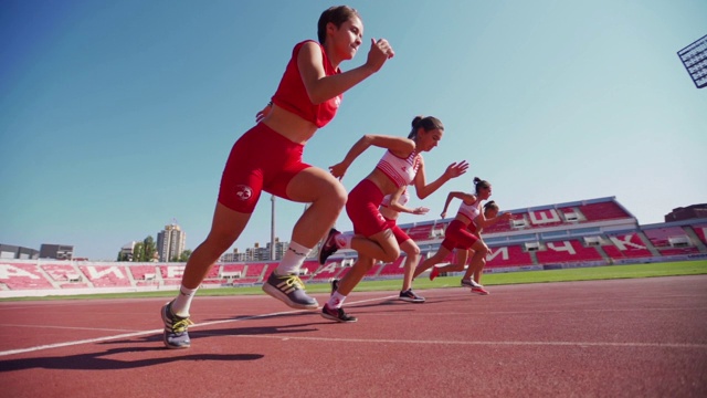 起跑线上的年轻女性运动员视频下载
