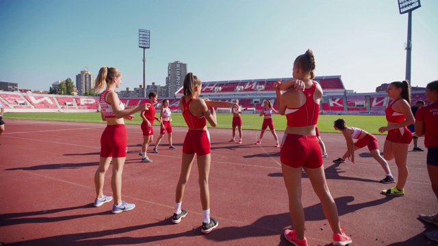 一群年轻的女运动员在训练前伸展身体视频下载