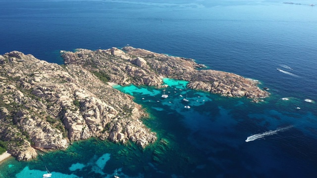 Cala Coticcio也被称为塔希提岛，它的岩石海岸和小海滩沐浴在绿松石清澈的水，令人惊叹的鸟瞰图。La madalena群岛，撒丁岛，意大利。视频下载