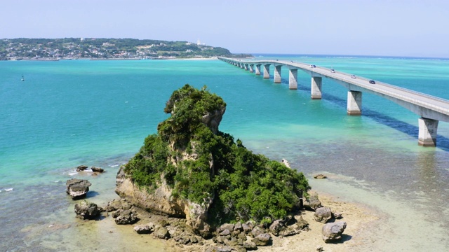 冲绳岛上的小岛和一座大桥视频素材