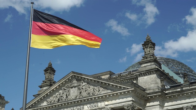带有国旗的国会大厦，德国柏林视频素材