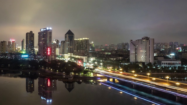 中国广西壮族自治区南宁市长江附近的市区视频下载