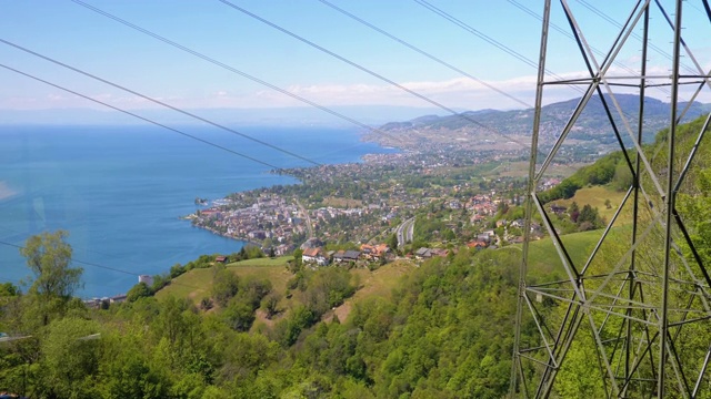 从窗外的山火车日内瓦湖，瑞士住宅和阿尔卑斯山在蒙特勒城视频素材