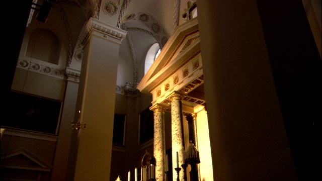 立陶宛维尔纽斯大教堂的墙壁和柱子上装饰着艺术品。视频下载