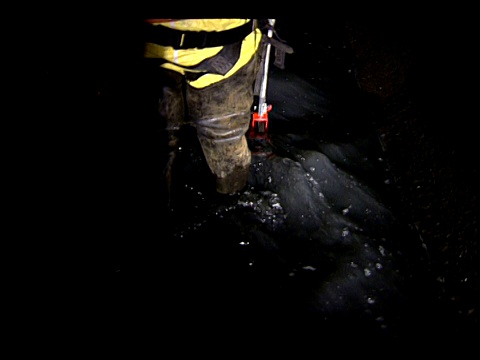 城市工人在检查马萨诸塞州波士顿的下水道。视频素材