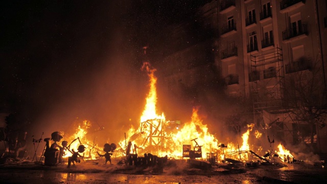最后一个活动La Crema在Fallas节。火灾摧毁了建筑视频下载