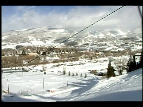 科罗拉多州Steamboat Springs的滑雪缆车从山上下来。视频素材