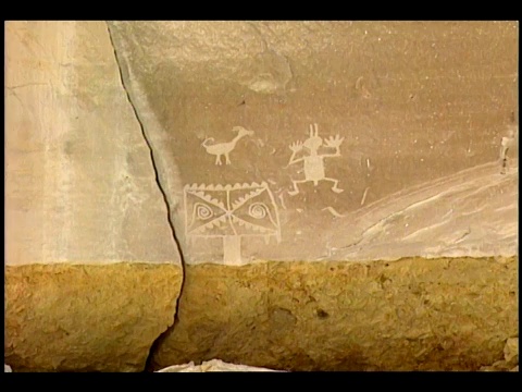 古代普韦布洛的岩画描绘了动物、人和一种符号。视频素材