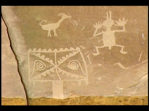 古代普韦布洛的岩画描绘了动物、人和一种符号。视频下载
